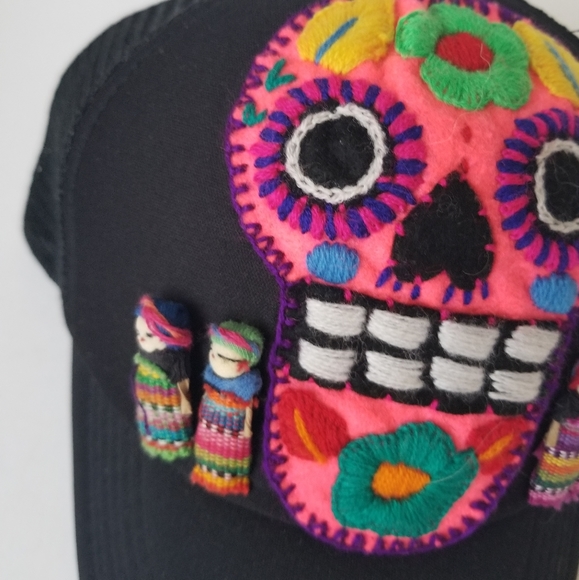 Embroidered hat - Picture 2 of 6